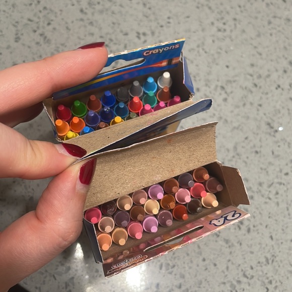 Abbott Elementary 20-page coloring book, 48 crayons and carrying pouch - Picture 6 of 7